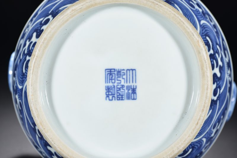 清 青花缠枝花卉纹铺首尊 - 图6