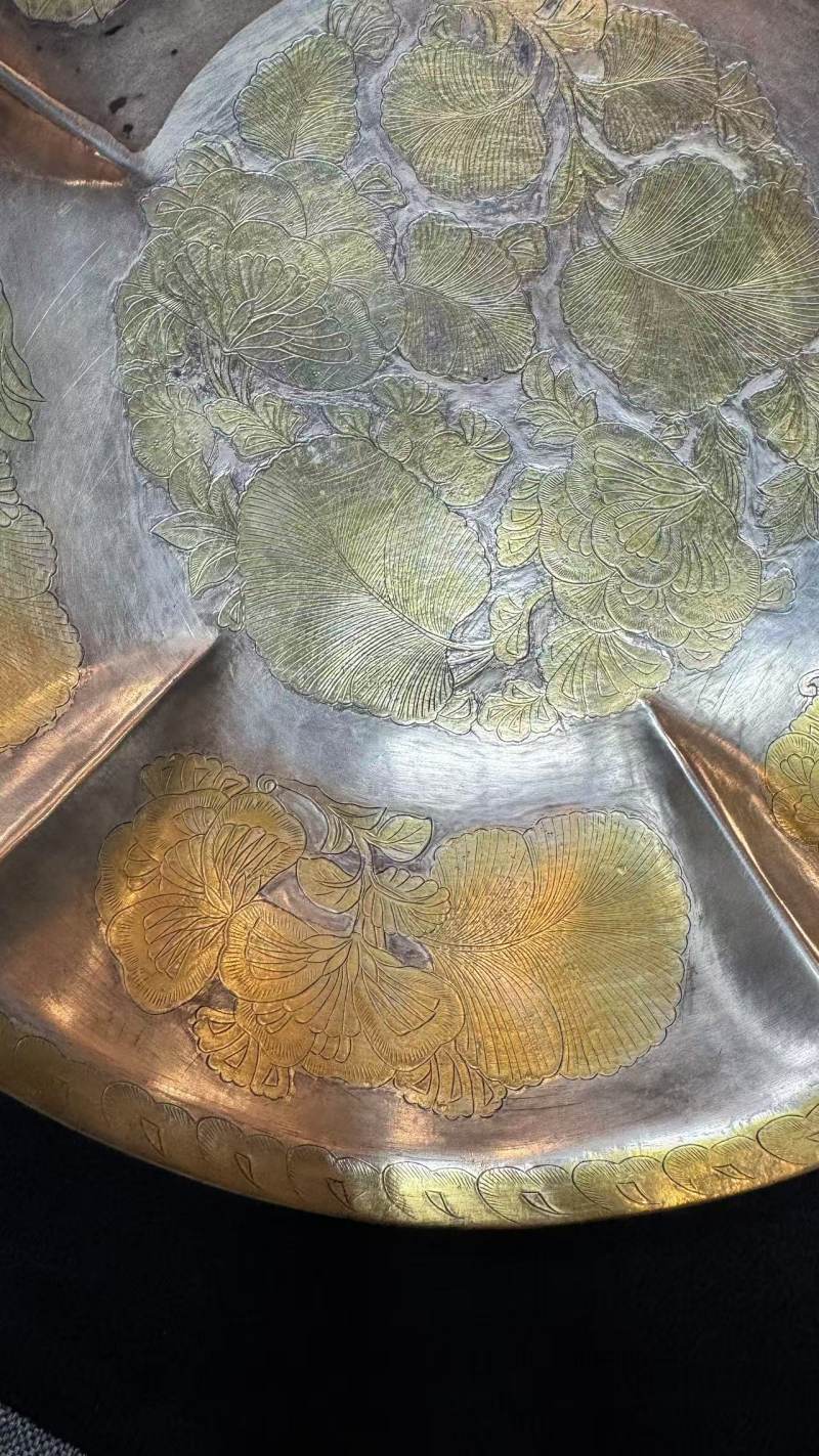 八世纪 银局部鎏金錾刻花卉葵口碗 - 图8