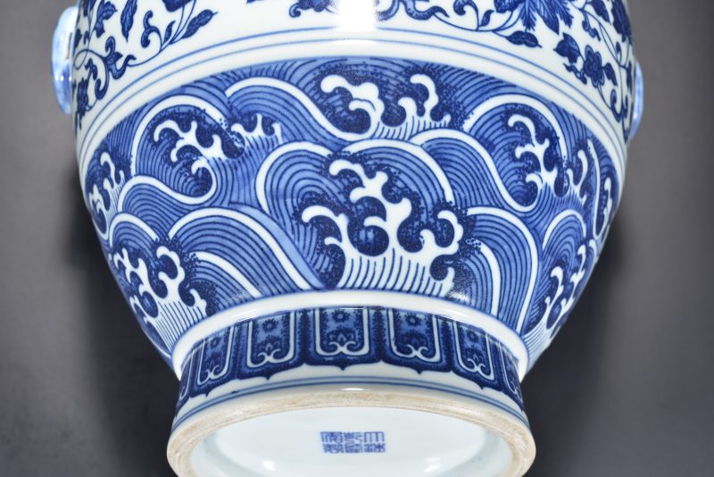 清 青花缠枝花卉纹铺首尊 - 图7