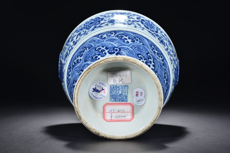 清乾隆 青花花卉纹双耳尊 - 图9