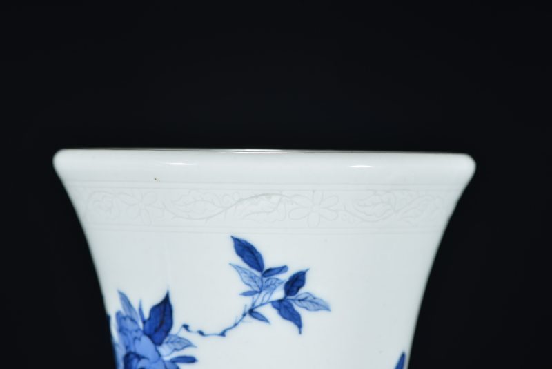 清 青花花卉纹花觚 - 图5