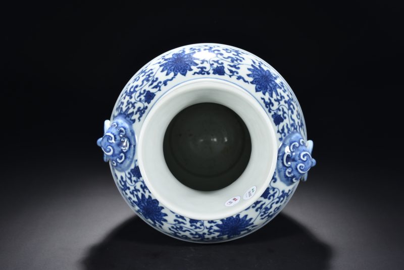 清 青花缠枝花卉纹铺首尊 - 图8