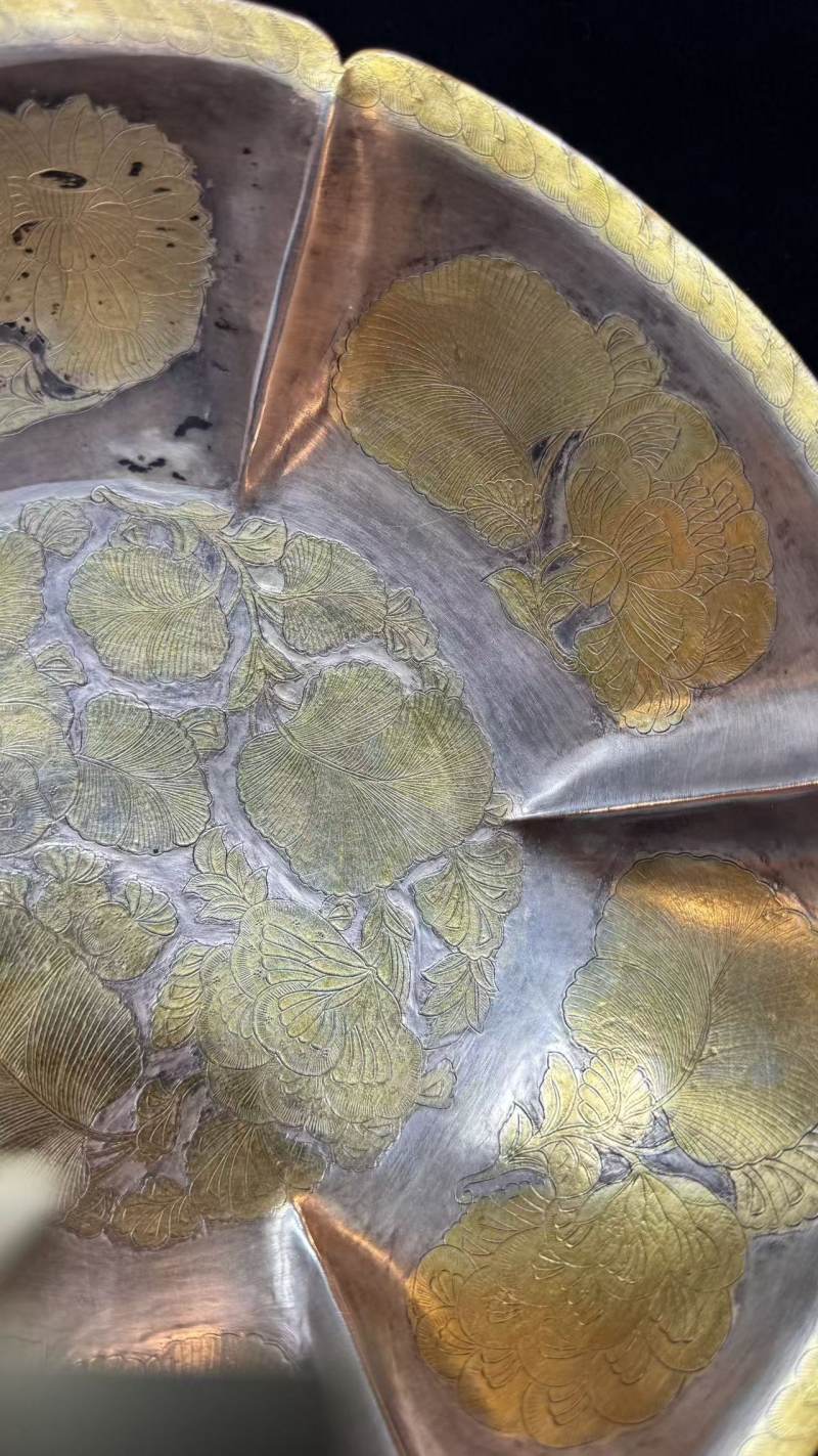 八世纪 银局部鎏金錾刻花卉葵口碗 - 图11