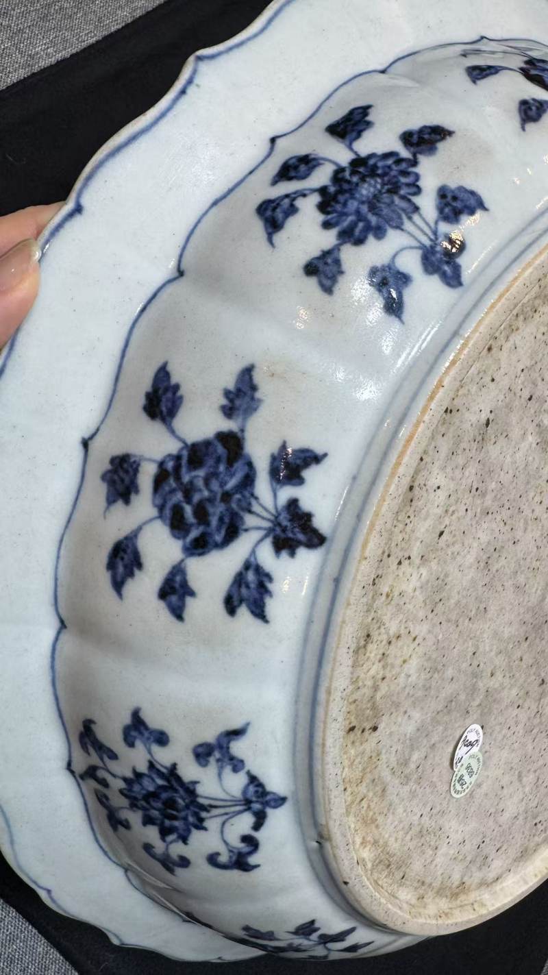 明永乐 青花缠枝花卉纹菱口大盘 - 图29