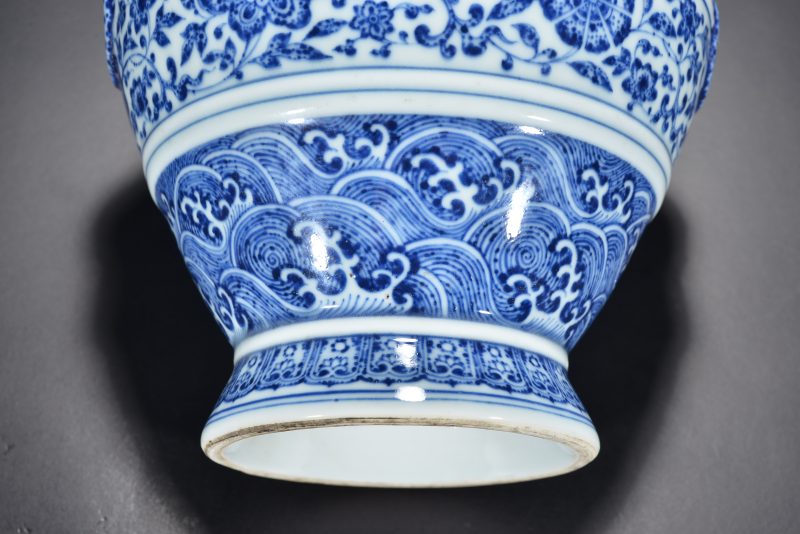 清乾隆 青花花卉纹双耳尊 - 图11