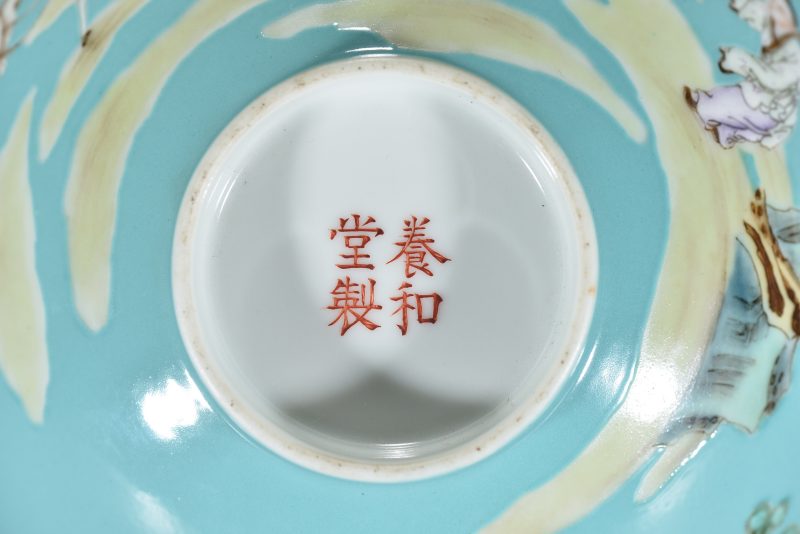 清乾隆 松石地粉彩人物碗 - 图7