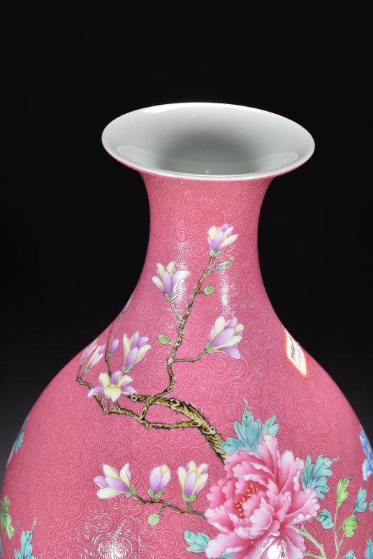 清 胭脂红地轧道花鸟纹瓶 - 图3