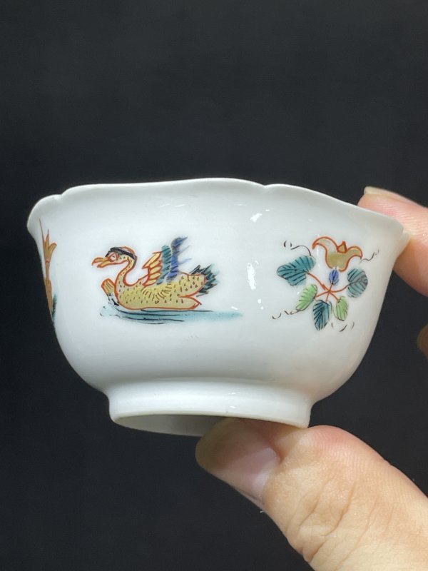 雍正五彩鸳鸯鱼藻纹花口杯 - 图3