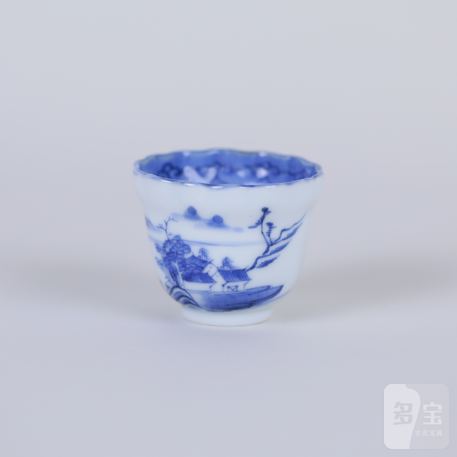 清乾隆青花山水纹花口杯-多宝古瓷宝典