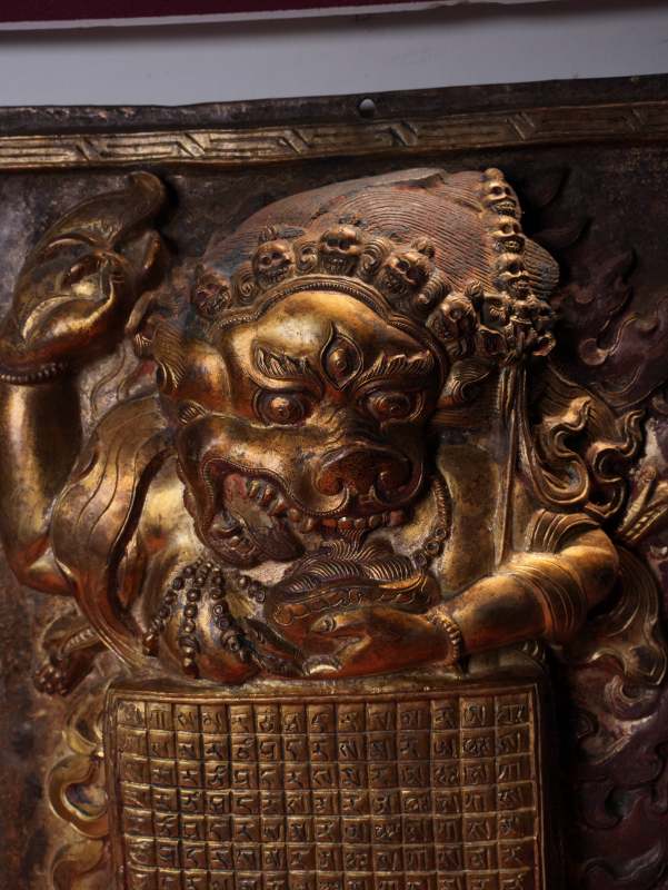 清代 捶揲铜鎏金特殊狮面空行母佛板 - 图5