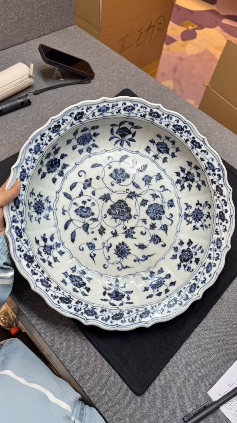 明永乐 青花缠枝花卉纹菱口大盘 - 图23