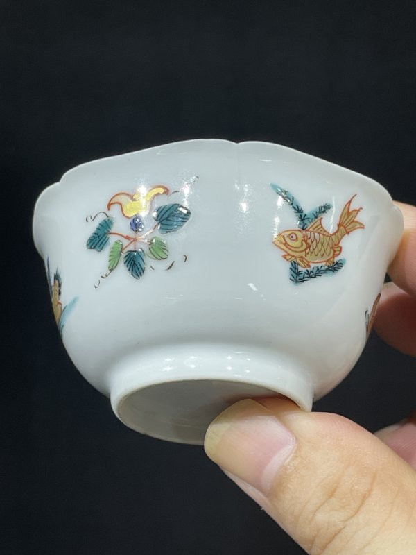 雍正五彩鸳鸯鱼藻纹花口杯 - 图4