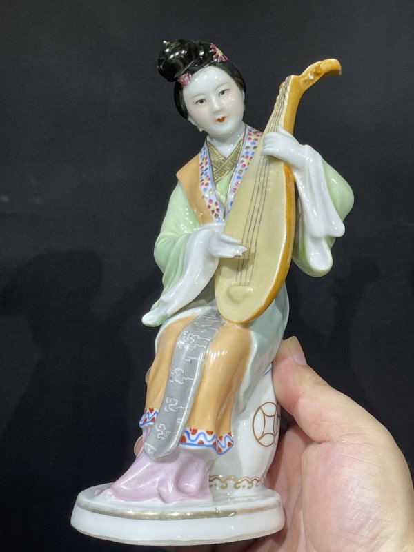 解放初 仕女琵琶瓷塑 - 图1