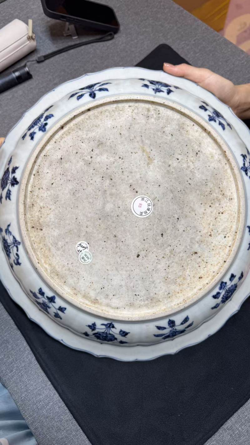 明永乐 青花缠枝花卉纹菱口大盘 - 图24