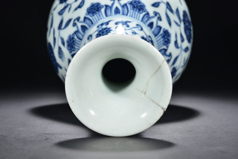 清 青花缠枝莲纹玉壶春瓶 - 图7