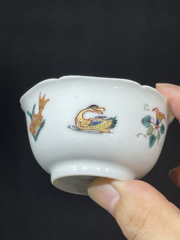 雍正五彩鸳鸯鱼藻纹花口杯 - 图5