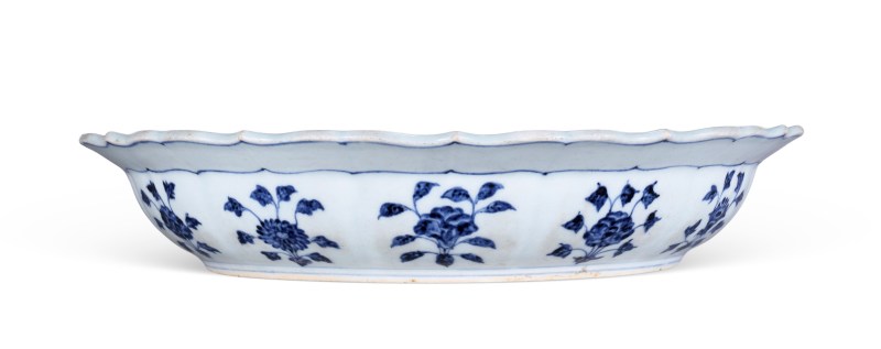 明永乐 青花缠枝花卉纹菱口大盘 - 图14