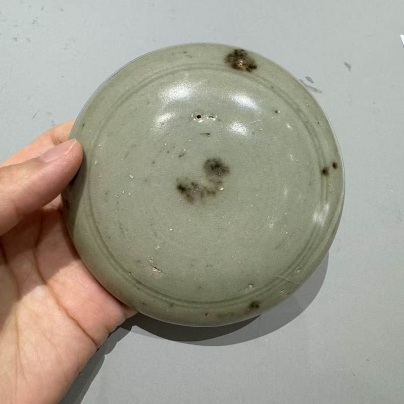 明代 龙泉窑梅子青釉点褐彩粉盒 - 图5