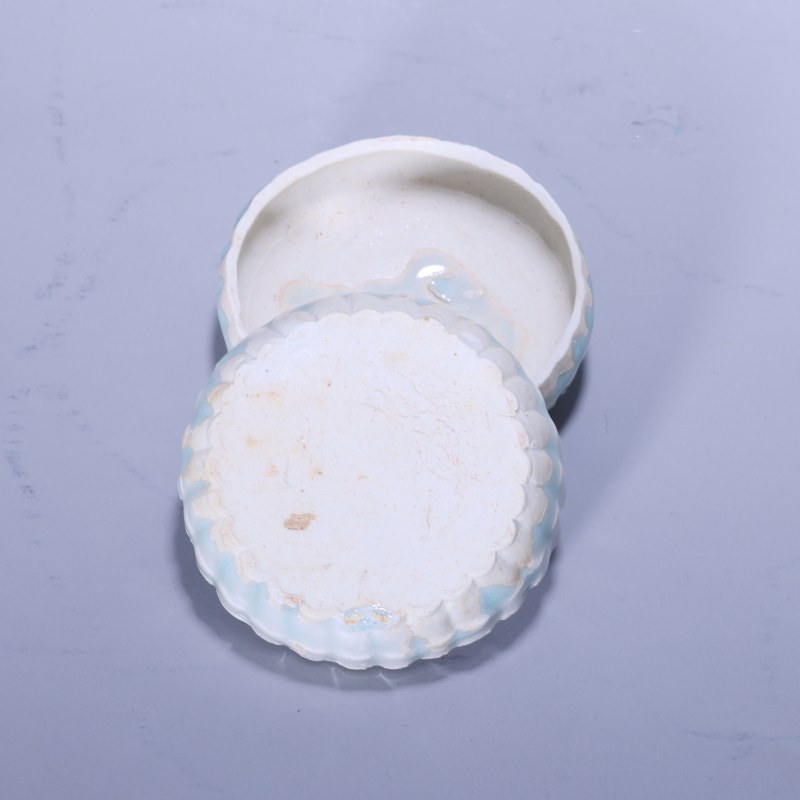 明代 青白釉印花粉盒 - 图3