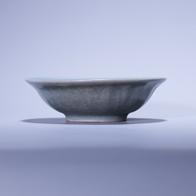 明代 龙泉窑粉青釉冰裂纹莲瓣洗 - 图2