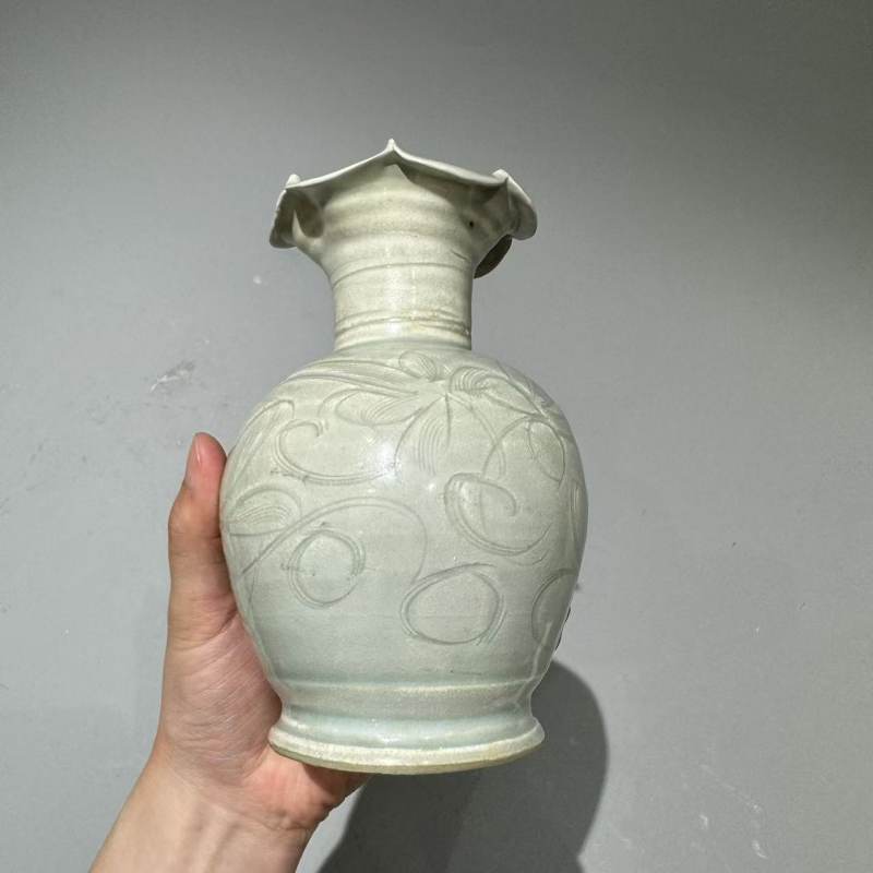 明代 青白釉花口瓶一对 - 图4