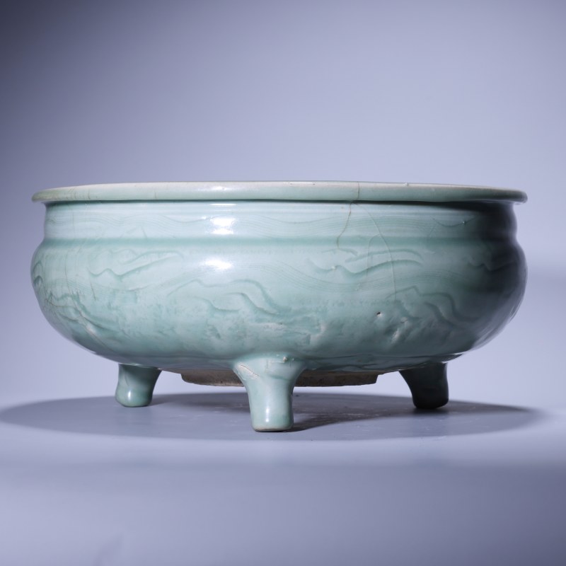 明代 龙泉青釉刻花三足炉
