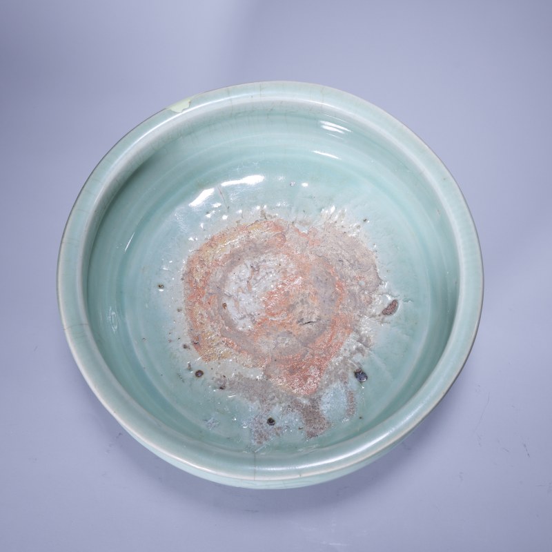 明代 龙泉青釉刻花三足炉 - 图2