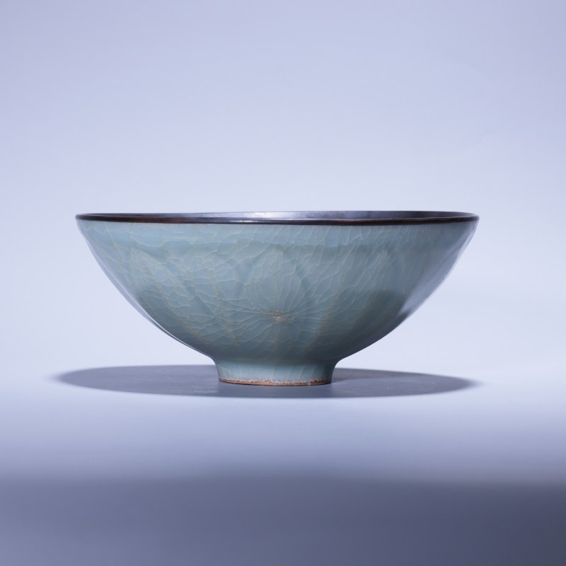明代 龙泉窑粉青釉冰裂纹莲瓣碗 - 图2