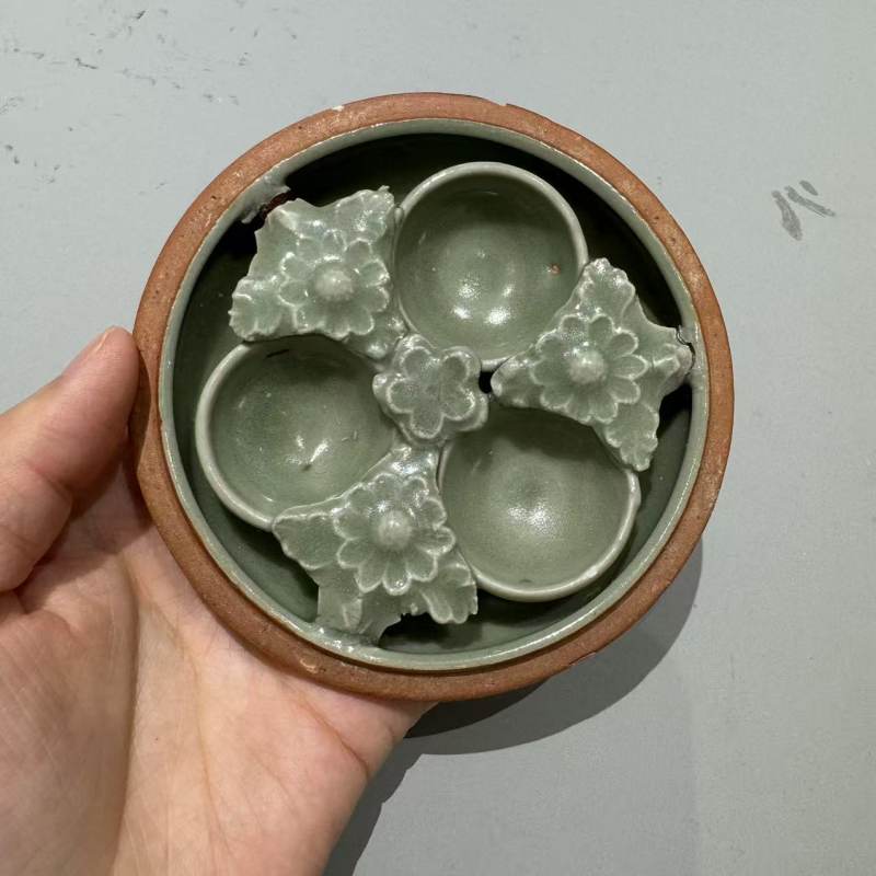 明代 龙泉窑梅子青釉点褐彩粉盒 - 图7