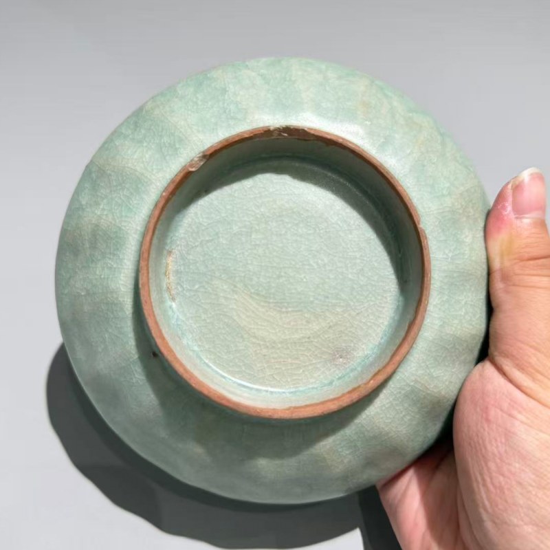 明代 龙泉窑粉青釉冰裂纹莲瓣盘 - 图7