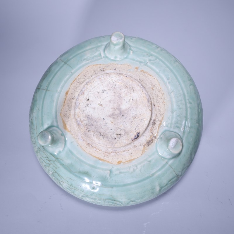 明代 龙泉青釉刻花三足炉 - 图3