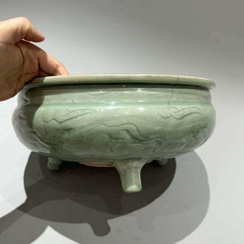明代 龙泉青釉刻花三足炉 - 图5