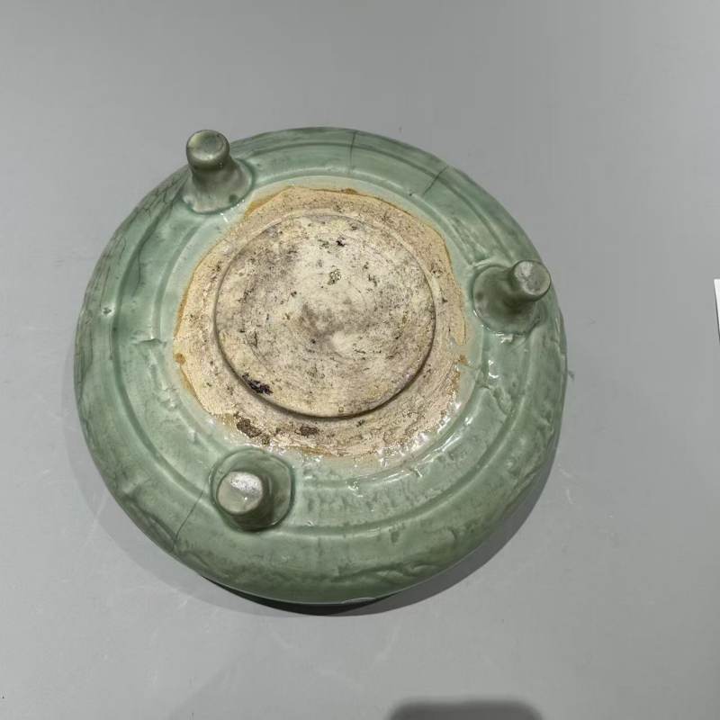明代 龙泉青釉刻花三足炉 - 图7