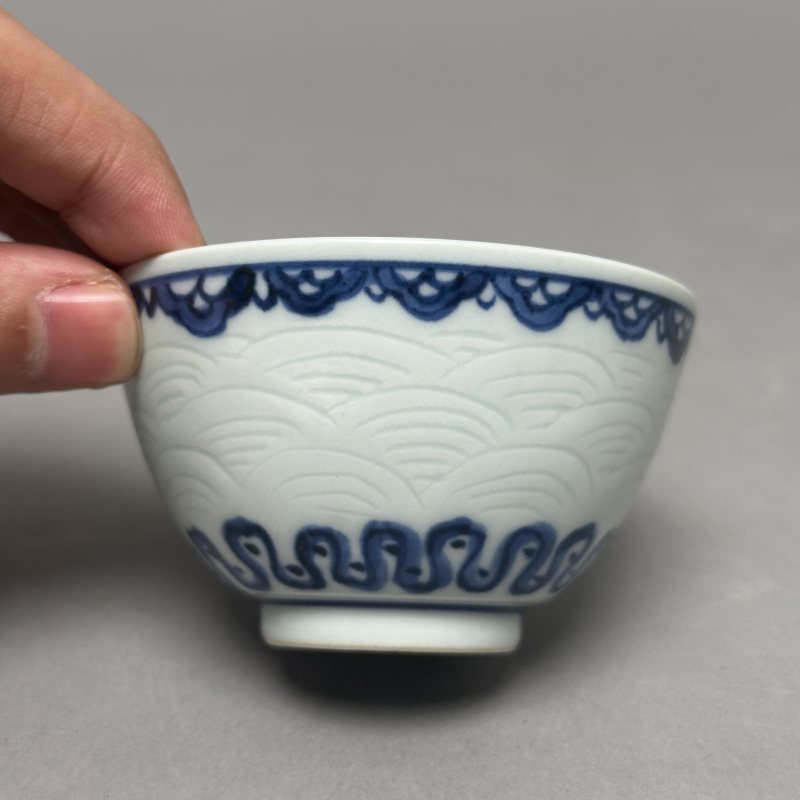 清中期 青花如意暗刻海水纹茶圆一对 - 图10