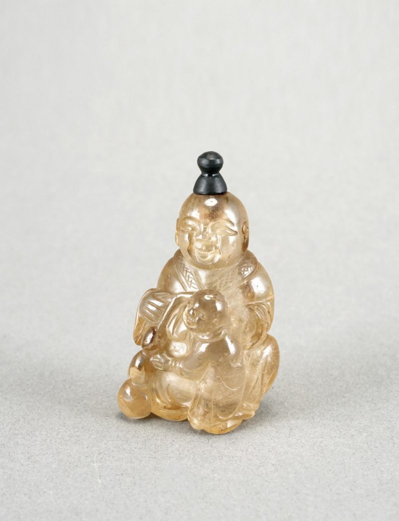    清 水晶人物鼻煙壺
