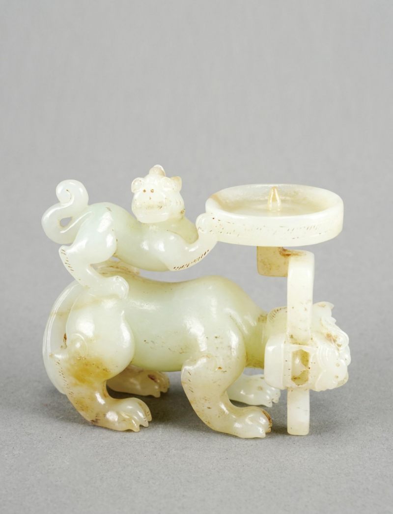    明 白玉子母天祿燭臺 - 图1