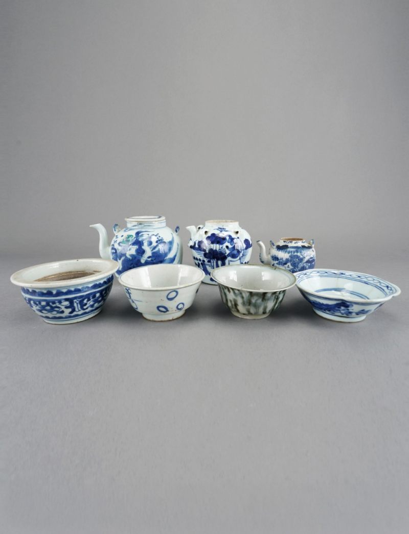    清 青花人物、花卉茶壺、碗七件