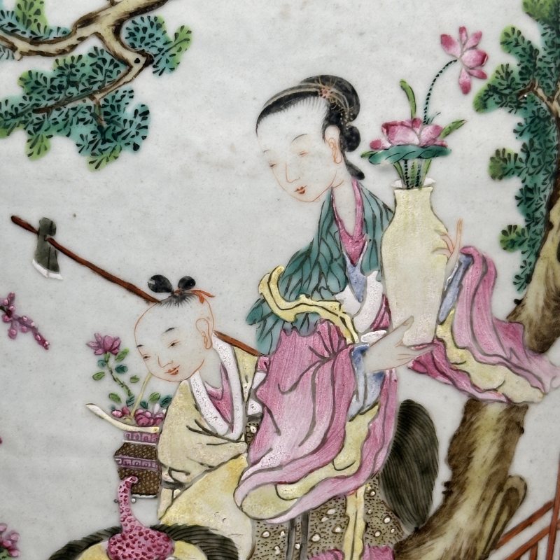 清乾隆 粉彩轧道开光人物图灯笼瓶 - 图7