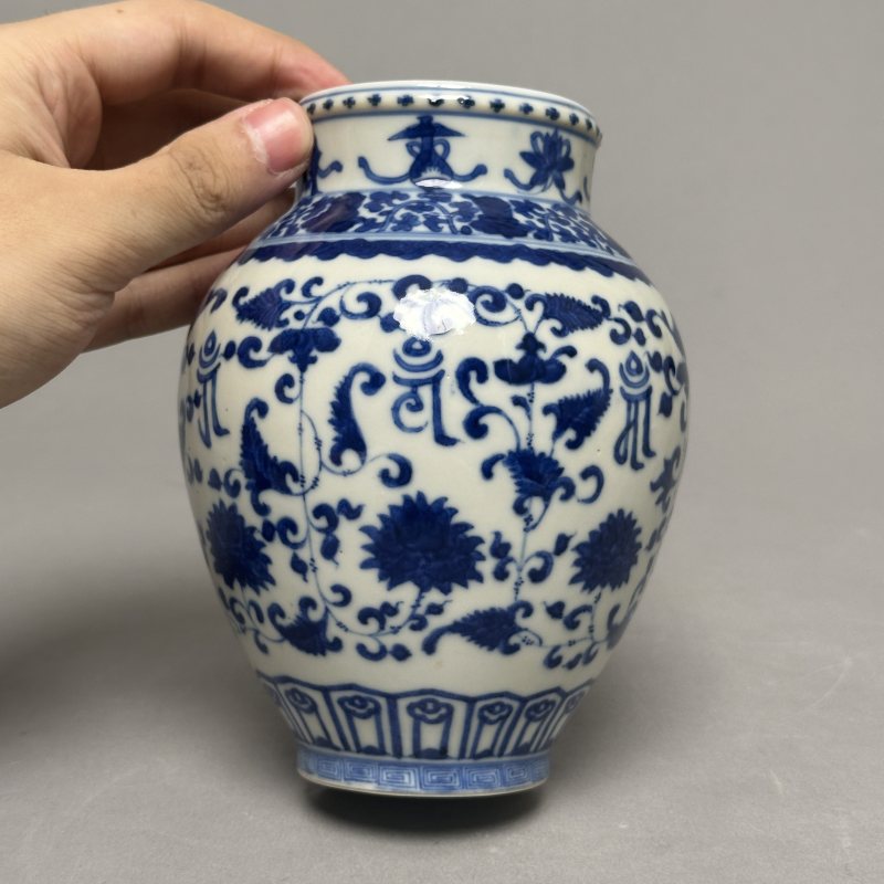 清晚期 青花莲托梵文罐 - 图2