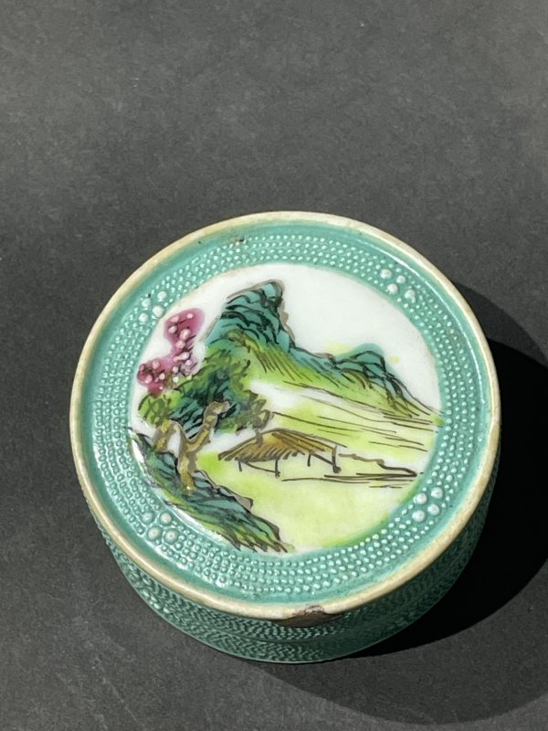 清乾隆珍珠地开窗粉彩山水纹印泥盒 - 图4