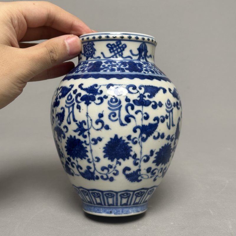 清晚期 青花莲托梵文罐 - 图4