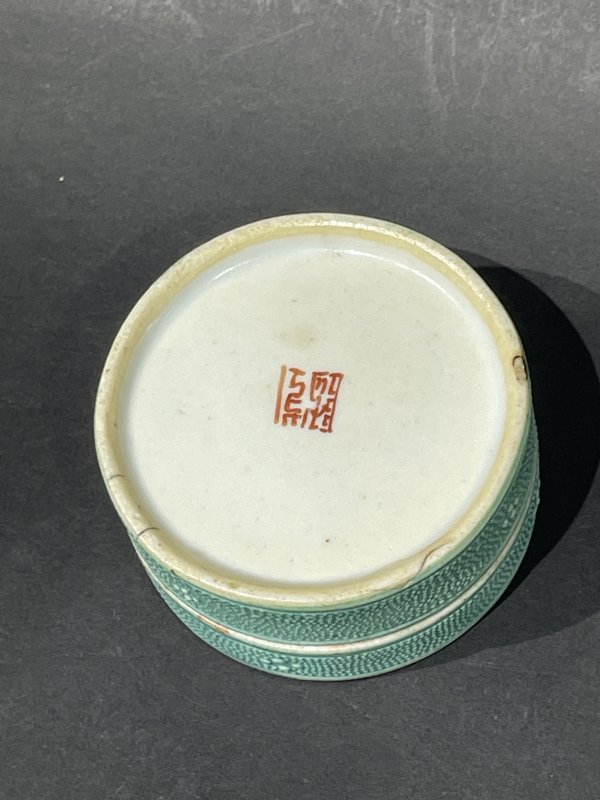清乾隆珍珠地开窗粉彩山水纹印泥盒 - 图6