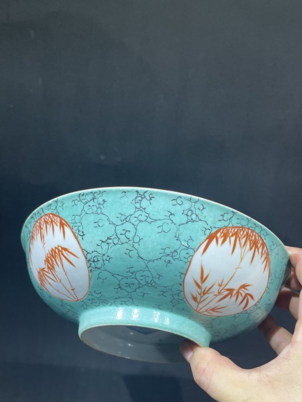 清粉彩开窗矾红花卉纹碗 - 图3