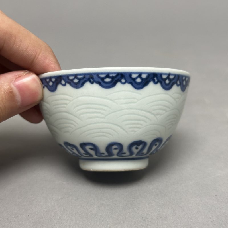 清中期 青花如意暗刻海水纹茶圆一对 - 图2