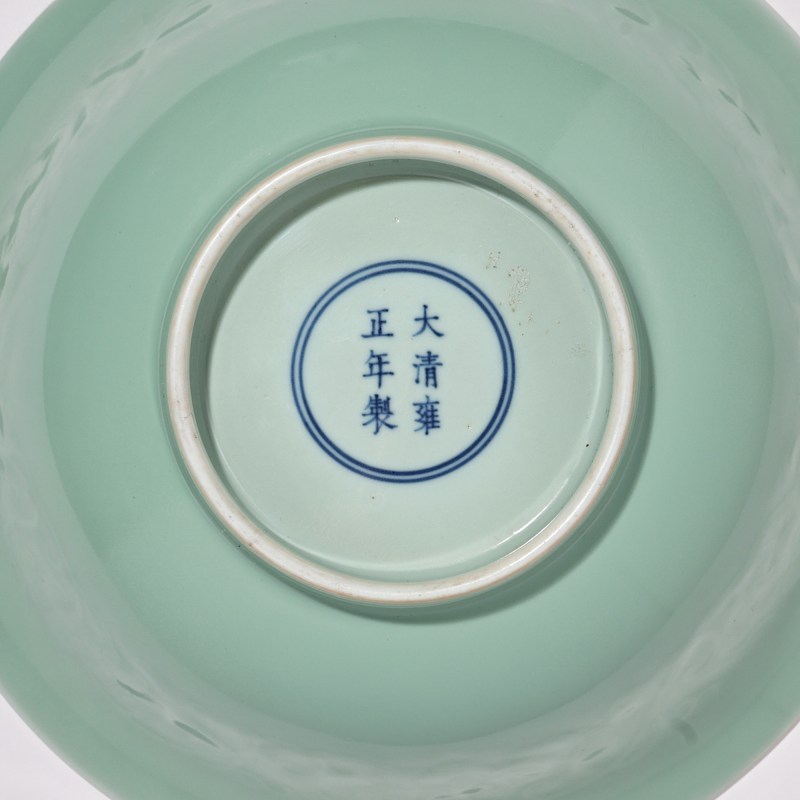 清雍正 粉青釉暗刻缠枝花卉纹大碗 - 图6