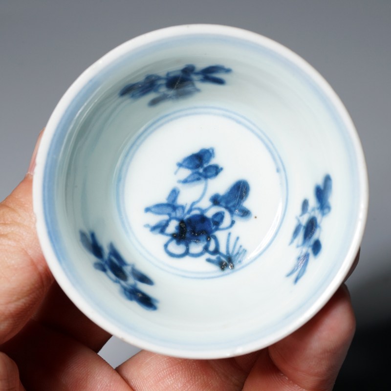 清康熙 外紫金釉欧洲雕花鸟内青花折枝花卉纹杯一对 - 图17
