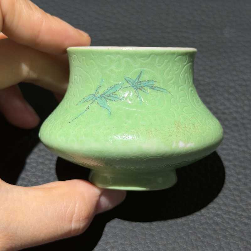 清乾隆 绿地轧道粉彩折枝花卉纹水盂 - 图5