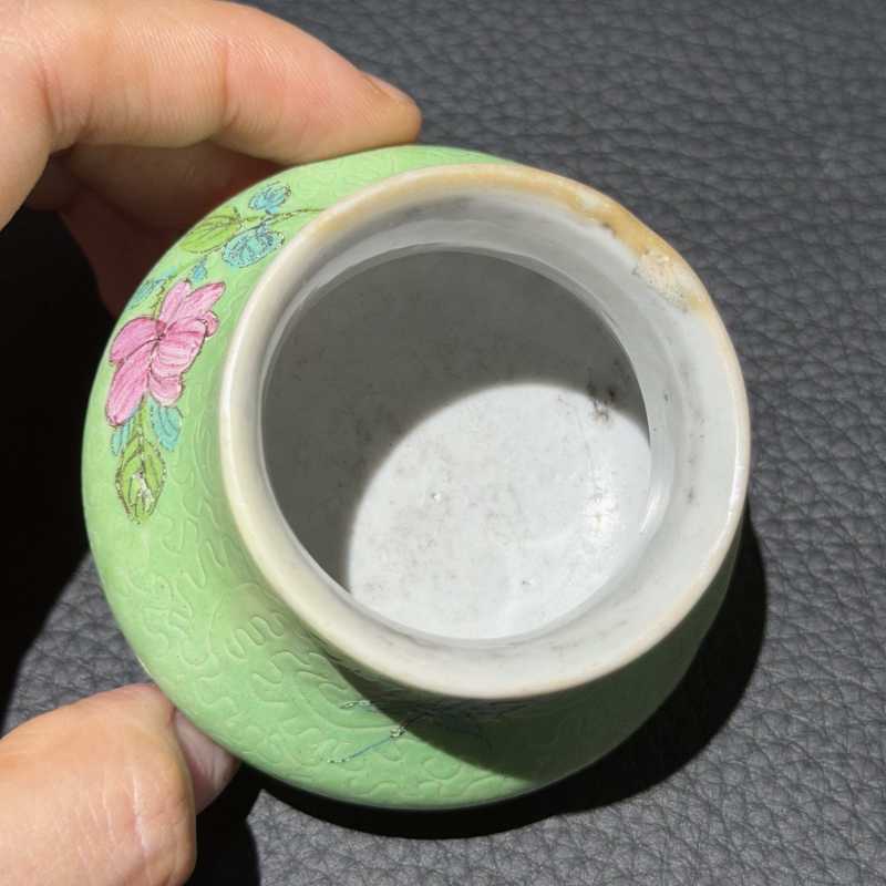 清乾隆 绿地轧道粉彩折枝花卉纹水盂 - 图6