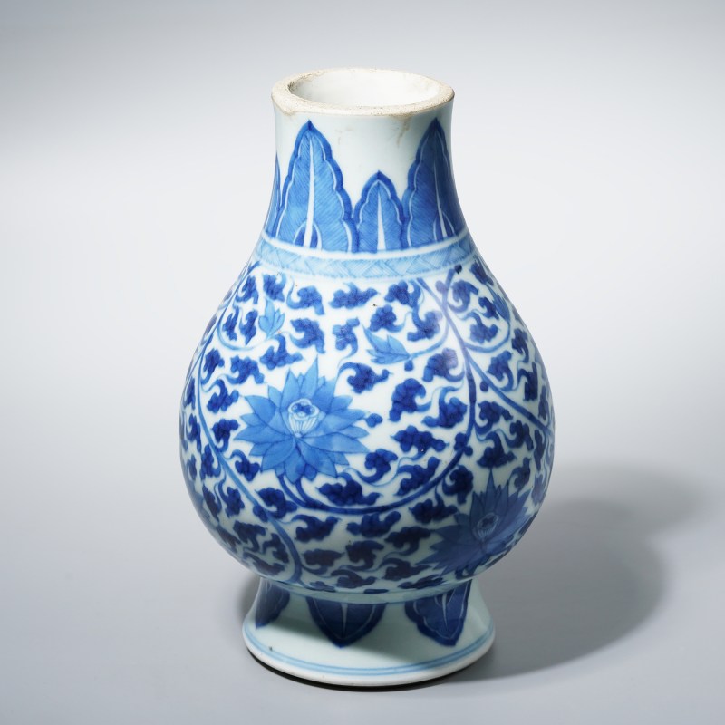 清康熙 青花缠枝莲纹尊