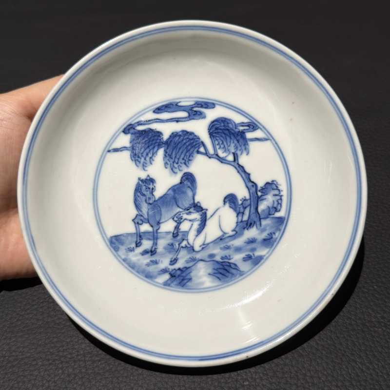清康熙 青花八骏图盘 - 图2